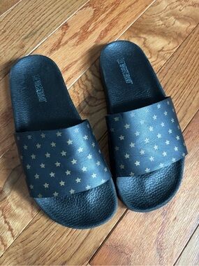 The White Brand Mini Gold Stars Slides Black/Gold Big Kid Size 4